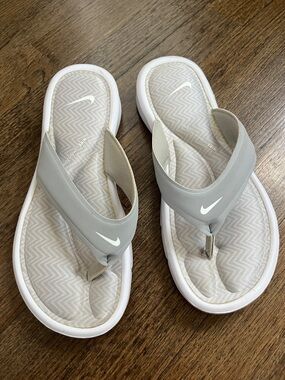 Nike Women’s Light Gray Thong Sandals with White Swoosh